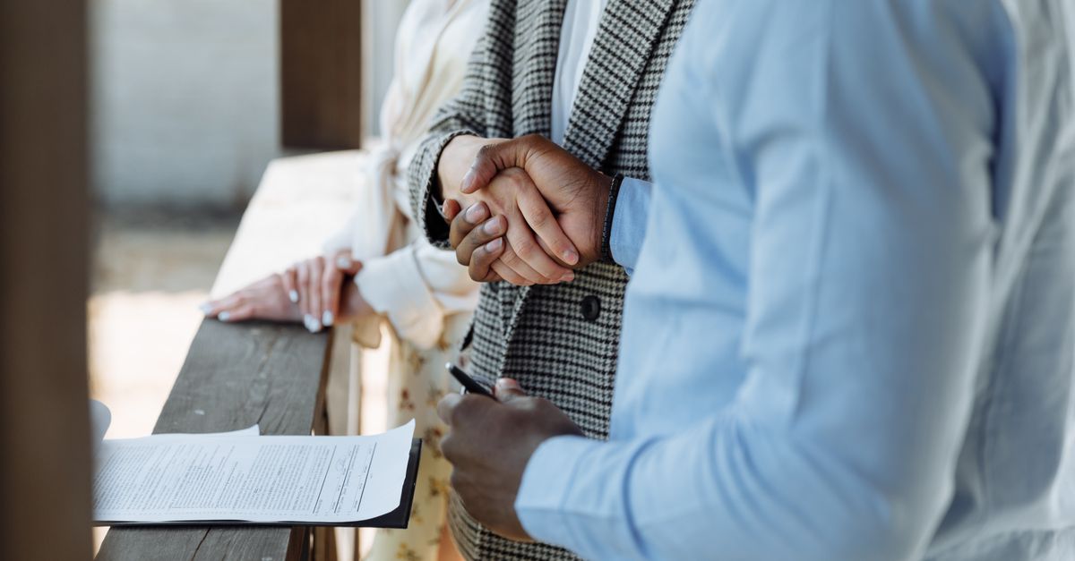 Poignée de main sur un contrat immobilier, illustrant les acteurs du dispositif.