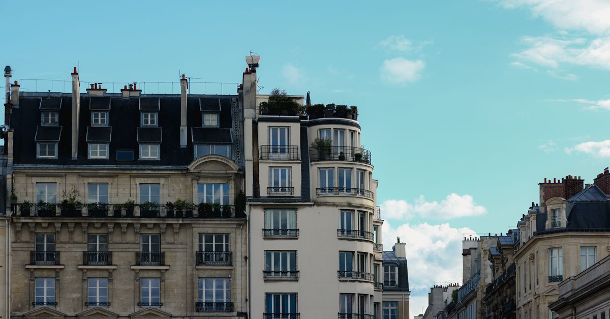Documents financiers comparant des dispositifs d’investissement locatif.