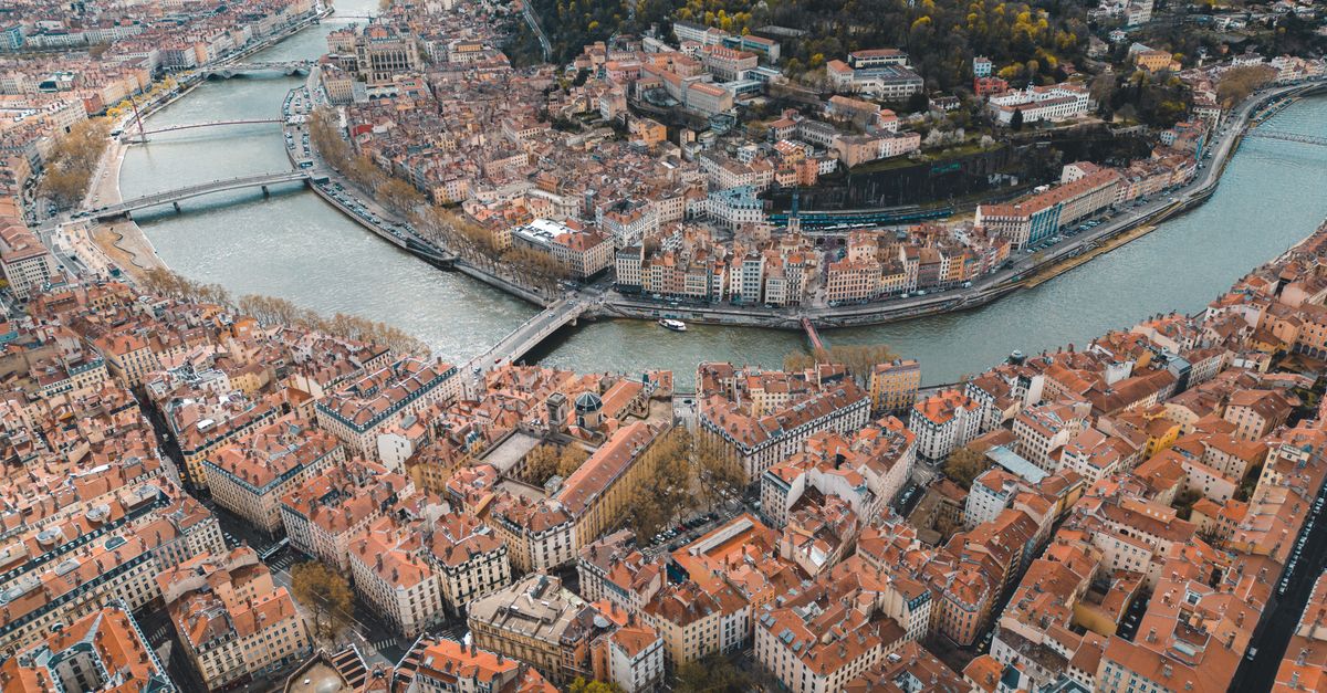 Vue aérienne d’une ville française, illustrant les territoires d’investissement.